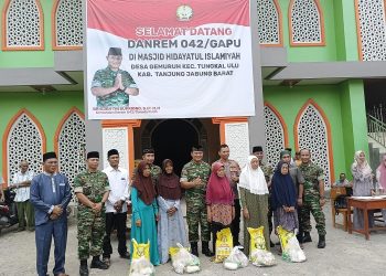 Penyaluran bansos Kepada 1178 Anak Yatim di Tanjab Barat di Ponpes Al-Baqiatus Sholihat, Jumat (14/04/2023). [Penrem 042/Gapu]