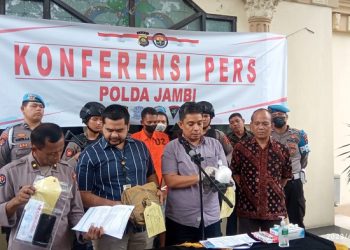 Konferensi pers ungkap kasus tindak pidana penyalahgunaan Narkoba Ditresnarkoba Polda Jambi di Lobi Utama Mapolda Jambi, Jumat (14/4/2023). [Dok. Aurduri.com/Ega]