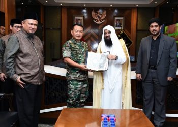 Kasad Jenderal TNI Dr. Dudung Abdurachman menerima Al Qu’ran dari Raja Arab Saudi, Salman bin Abdulaziz Al-Saud,di Lantai Dasar Gedung E Mabesad, Jakarta, Jumat (14/04/2023). [Dok. Dispenad]