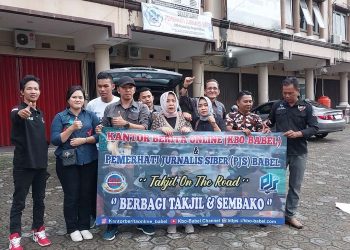 KBO dan PJS Babel berbagi takjil kepada pengendara yang melintas di kawasan perempatan lampu merah Air Hitam, Kota Pangkalpinang, Jumat (14/04/2023). [Foto: PJS Babel/Aditya Safitri]