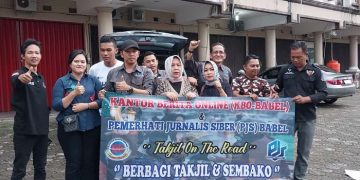 KBO dan PJS Babel berbagi takjil kepada pengendara yang melintas di kawasan perempatan lampu merah Air Hitam, Kota Pangkalpinang, Jumat (14/04/2023). [Foto: PJS Babel/Aditya Safitri]