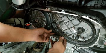 Mekanik sedang melakukan pengecekan V-belt Motor Skutik. [Dok. Sinsen/Ajeng]