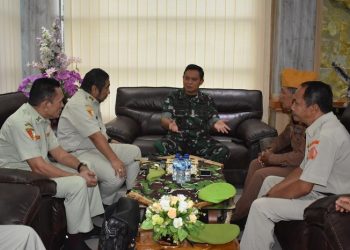 Danrem 042/ Gapu, Brigjen TNI Supriyono, S.IP, M.M., saat menerima audiensi Ketua Umum PPM Berto Izaak Doko dan rombongan di Makorem 042, Sabtu (15/04/2023). [Dok . Penrem 042/Gapu]