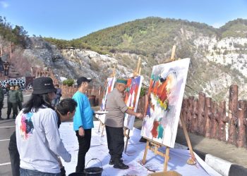 Irjen Pol. Prof. Dr. Chrysnanda DL, M.Si saat lakukan Art Perfrom di Kawasan Tangkuban Perahu. [Dok. Div Humas Polri]