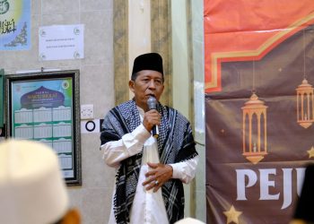 Abdullah Sani menyampaikan sambutan pada Milad Pejuang Subuh Provinsi Jambi Ke 5 Tahun serta melaksanakan sholat subuh berjamaah, bertempat di Masjid Baiturrahim, Minggu (16/04/2023). [Diskominfo/Sopbirin]