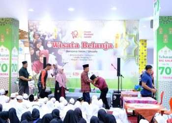 Wakil Gubernur Jambi, Abdullah Sani, berbagi ceria bersama anak yatim pada acara RAMADHAN TANDA SAYANG LEMBAGA AMIL ZAKAT YAYASAN INSAN MADANI JAMBI, bertempat di Jambi Prima Mall, Minggu (16/04/2022).[Dok. Diskominfo/Sopbirin]