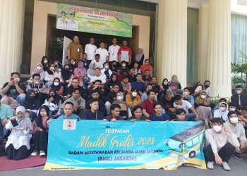 Ketua BMKJ, Muslimin Tanja lepas keberangkatan 4 Bus mudik gratis ke Provinsi Jambi, bertempat di Kantor Badan Penghubung Daerah Provinsi Jambi, di Kawasan Cikini, Jakarta Pusat, Senin (17/04/2023). [Foto: Aurduri.com/Arwin]