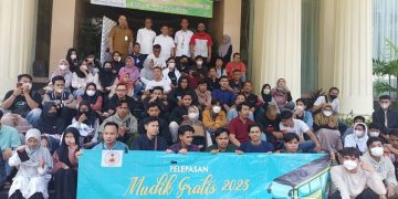 Ketua BMKJ, Muslimin Tanja lepas keberangkatan 4 Bus mudik gratis ke Provinsi Jambi, bertempat di Kantor Badan Penghubung Daerah Provinsi Jambi, di Kawasan Cikini, Jakarta Pusat, Senin (17/04/2023). [Foto: Aurduri.com/Arwin]