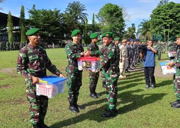 Pembagian Bingkisan Lebaran di lapangan Upacara Makorem 042/Gapu, Kota Jambi, Senin (17/4/2023). [Dok. Penrem 042/Gapu]