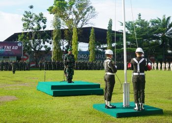 Pelaksanaan Upacara Bendera 17-an, Kasrem 042/Gapu di lapangan apel Makorem 042/Gapu, Kota Jambi, Senin (17/04/2023). [Dok. Penrem 042/Gapu]