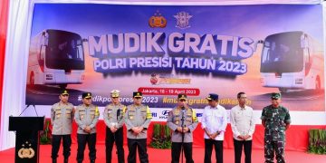 Kapolri Jenderal Listyo Sigit Prabowo saat memberi keterangan usai melepas rombongan program mudik gratis Polri Presisi di Lapangan Silang Monas, Jakarta Pusat, Selasa (18/04/2023). [Dok. Div Humas Polri]