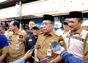 Wagub Sani Sidak saat diwawancarai usai Sidak di Pasar Angso duo Jambi, Selasa (18/04/2023). [Dok. Diskominfo/Sopbirin]