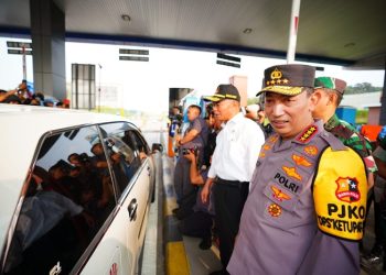Kapolri Jenderal Listyo Sigit Prabowo saatmeninjau pelaksanaan Operasi Ketupat di wilayah Jawa Tengah, Selasa (18/4/2023). [Dok. Div Humas Polri]