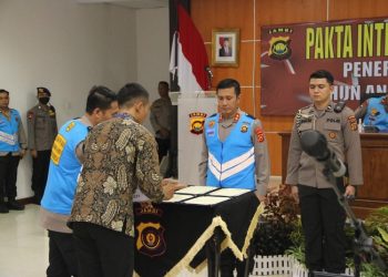 Kapolda Jambi saat Pimpin Pakta Integritas dan Pengambilan Sumpah Penerimaan Calon Anggota Polri TA 2023 Aula Lantai IV Mapolda Jambi, Selasa (18/4/2023). [Dok. Humas Polda Jambi]