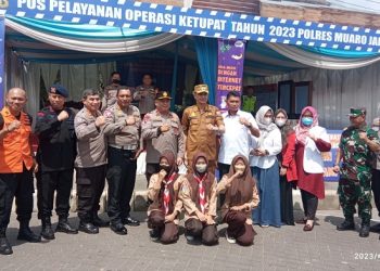 Wakapolda Jambi, Brigjen Pol. Yudawan Roswinarso beserta Pejabat Utama Polda Jambi mengunjungi Pos Pelayanan Ops Ketupat 2023 di Citra Raya City Polres Muaro Jambi pada Rabu,(19/04/23). [Foto: aurduri/Ega]