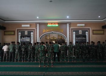 Prajurit dan PNS Korem 042/Gapu Gelar Sholat Gerhana di Masjid At Taqwa Makorem, Kota Jambi, Kamis (20/04/2023). [Dok. Penrem 042/Gapu]