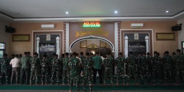 Prajurit dan PNS Korem 042/Gapu Gelar Sholat Gerhana di Masjid At Taqwa Makorem, Kota Jambi, Kamis (20/04/2023). [Dok. Penrem 042/Gapu]