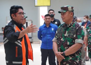 Danrem 042/Gapu Brigjen TNI Supriono, S.IP., M.M saat meninjau Arus Mudik di Bandara Sultan Thaha Saifuddin Jambi. Kamis (20/4/2023). [Dok. Penrem 042/Gapu]