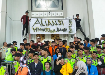 Aksi mahasiswa tolak UU ciptaker di DPRD Provinsi Jambi, Kamis (6/4/23). [Dok. Ampar.id/Alan]