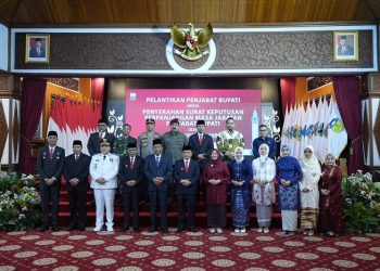 Foto bersama usai Pelantikan 3 Pj Bupati di Auditorium Rumah Dinas Gubernur Jambi, Senin (22/05/2023). [Dok. Diskominfo/Agus. S & Sopbirin]