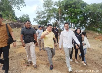 Arby Leo (kemeja kuning) saat bersama Rafi Ahmad meninjau lokasi destinasi pariwisata di Bangka, Sabtu (06/05/2023). [Dok. PJS]