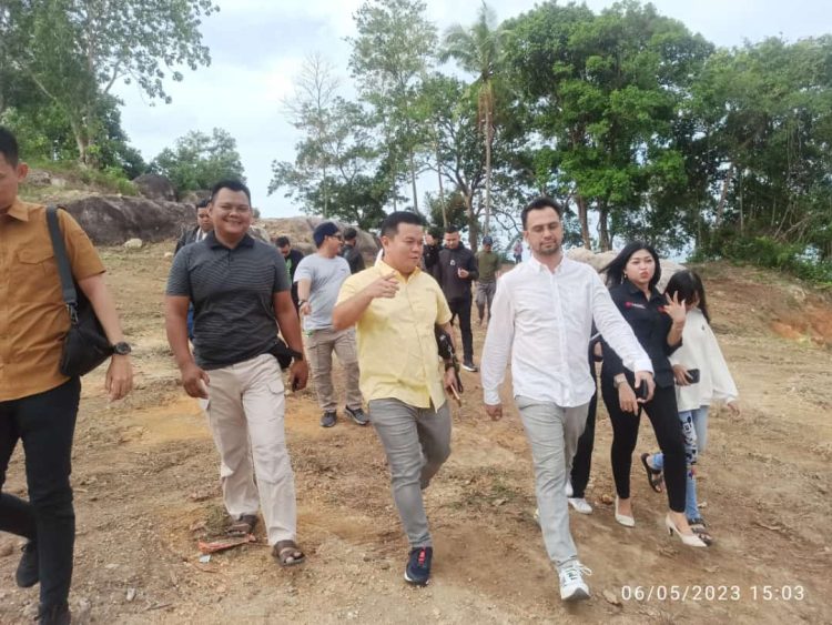 Arby Leo (kemeja kuning) saat bersama Rafi Ahmad meninjau lokasi destinasi pariwisata di Bangka, Sabtu (06/05/2023). [Dok. PJS]
