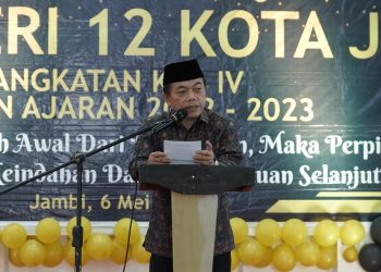 Al Haris saat menyampaikan sambutannya pada perpisahan siswa kelas XII SMAN 12 di Gedung Putih, Grand Kemas, Kota Jambi, Sabtu (06/05/2023). [Foto:Diskominfo/Novriansyah]
