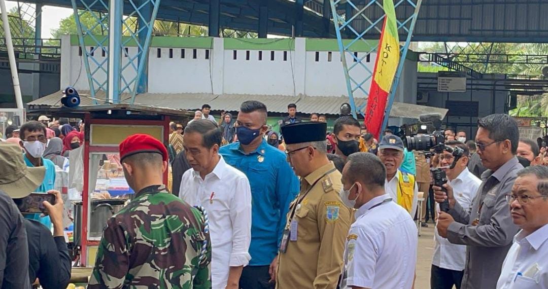 Presiden Jokowi saat meninjau Pasar Rakyat Talang Banjar, Selasa (16/5/2023). [Dok: Aurduri.com/Reza]