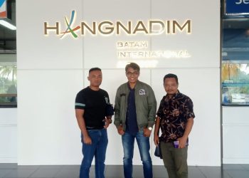 Ketua Umum DPP PJS didampingi Ketua DPD PJS Kepri, Riyanto dan Panitia Pelaksana Seminar Nasional dan Musda, Gusmanedy, Sabtu (27/05/2023). [Dok. PJS]