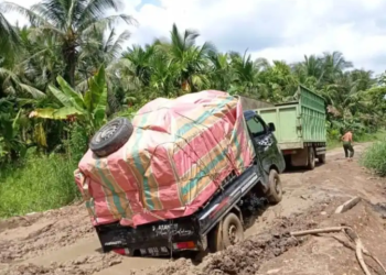 Penampakan jalan rusak yang berada di Kecamatan Geragai, Kabupaten Tanjabtim, Selasa (16/5/2023). [Foto: Aurduri.com/Reza]