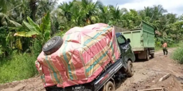 Penampakan jalan rusak yang berada di Kecamatan Geragai, Kabupaten Tanjabtim, Selasa (16/5/2023). [Foto: Aurduri.com/Reza]
