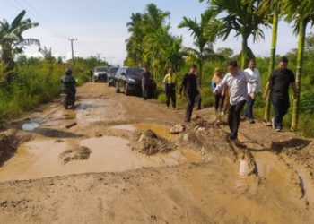 Anggota DPR RI Fraksi PAN Dapil Jambi, H Bakri saat turun ke lokasi meninjau ruas jalan yang rusak parah di Kecamatan Geragai, Kab. Tanjab Timur, Jumat (28/04/2023). [Foto. Ahmad Firdaus]