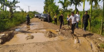 Anggota DPR RI Fraksi PAN Dapil Jambi, H Bakri saat turun ke lokasi meninjau ruas jalan yang rusak parah di Kecamatan Geragai, Kab. Tanjab Timur, Jumat (28/04/2023). [Foto. Ahmad Firdaus]