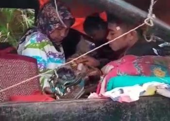 Capture video tampak Ibu Hamil di Merangin Terpaksa Melahirkan di Jalan saat akan dibawa menuju puskesmas pusat ibu Kecamatan, Sabtu (29/04/2023). [Dok. Capture Video]
