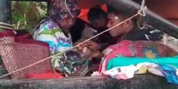 Capture video tampak Ibu Hamil di Merangin Terpaksa Melahirkan di Jalan saat akan dibawa menuju puskesmas pusat ibu Kecamatan, Sabtu (29/04/2023). [Dok. Capture Video]