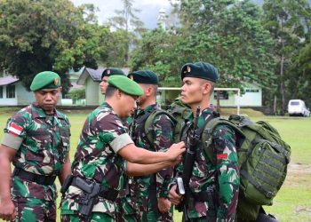 Kasrem 172/PWY saat Pimpin Upacara Pelepasan Satgas Pamtas Kewilayahan Yonif Raider 142/KJ, di lapangan Pacasila Rindam XVII/Cenderawasih, Sentani, Jayapura, Sabtu (29/4/2023). [Dok. Papen Satgas Yonif Raider 142/KJ]