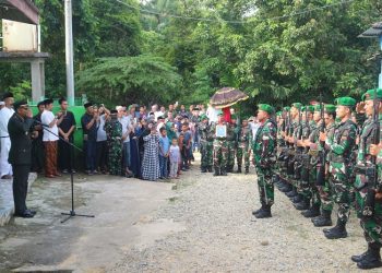 Dandim 0416/Bungo Tebo saat Pimpin Upacara Pemakaman Prajurit Secara Militer di TPU Lintas Asri, Kabupaten Bungo, Sabtu (29/04/2023). [Dok. Penrem 042/Gapu]