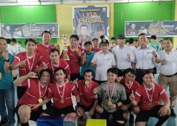 Gubernur Al Haris bersama peserta Liga Futsal 2023 di SMA 4 Kota Jambi, Senin (01/05/2023). [Dok. Aurduri.com/Reza]