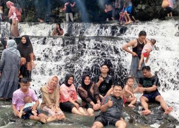 Pengunjung Geopark Merangin yang berasal dari Kota Jambi, Sabtu (29/4/2023) lalu. [Foto: Aurduri.com]