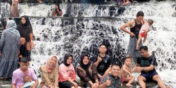 Pengunjung Geopark Merangin yang berasal dari Kota Jambi, Sabtu (29/4/2023) lalu. [Foto: Aurduri.com]