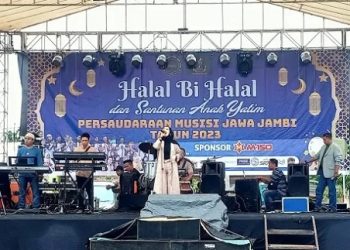 Musisi yang tergabung di PMJJ saat melantunkan lagu dangdut koplo pada acara Halal Bihalal Idul Firi 1443 H di Desa Tangkit Kecamatan Sungai Gelam, Kabupaten Muaro Jambi. Senin (01/05/2023). [Dok. Aurduri.com/Deni]