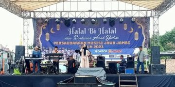 Musisi yang tergabung di PMJJ saat melantunkan lagu dangdut koplo pada acara Halal Bihalal Idul Firi 1443 H di Desa Tangkit Kecamatan Sungai Gelam, Kabupaten Muaro Jambi. Senin (01/05/2023). [Dok. Aurduri.com/Deni]