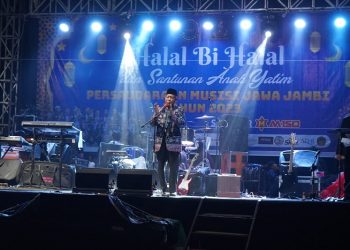 Wagub Abdullah Sani saat menghadiri Halal Bihalal dan Santunan Anak Yatim Persaudaraan Musisi Jawa Jambi tahun 2023 di Aura Residance, RT. 03, Kecamatan Sungai Gelam, Kabupaten Muaro Jambi, Senin (10/05/2023). [Dok. Diskominfo/Maria]