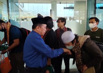 Gubernur Al Haris dan Abdullah Sani sambut kedatangan Mahasiswa Jambi dari Sudan di bandara Sultan Thaha Jambi, Selasa (02/05/2023). [Dok. BITNews.id]
