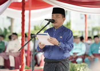 Gubernur Al Haris saat pimpin upacara Peringatan Hari Pendidikan Nasional dan Hari Otonomi Daerah yang ke -XXVII Tahun 2023 di Lapangan Kantor Gubernur Jambi, Senin (02/05/2022). [Foto: Diskominfo/Harun]