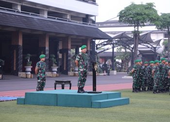 Kasad Jenderal TNI Dr. Dudung Abdurachman pimpin Apel Khusus yang diikuti prajurit dan PNS Mabesad di Lapangan Upacara Mabesad Jakarta, Selasa (2/5/2023). [Dok. Dispenad]