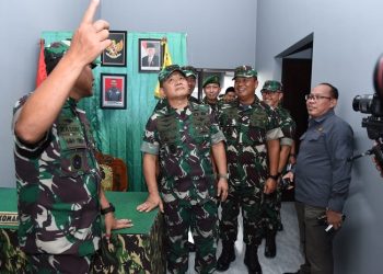 Kasad Jenderal TNI Dr. Dudung Abdurachman saat meninjau pembangunan perumahan dinas prajurit SBSN yang dikerjakan oleh Zeni Kodam V/Brawijaya, Selasa (02/05/2023). [Dok. Dispenad]