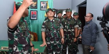 Kasad Jenderal TNI Dr. Dudung Abdurachman saat meninjau pembangunan perumahan dinas prajurit SBSN yang dikerjakan oleh Zeni Kodam V/Brawijaya, Selasa (02/05/2023). [Dok. Dispenad]