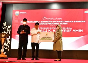 Wapres, K.H. Ma’ruf Amin saat memberikan bantuan program pada Pengukuhan KDEKS Provinsi Jambi di Rumdis Gubernur Jambi, Kamis (04/05/2023). [Dok. EP/RJP-BPMI Setwapres]