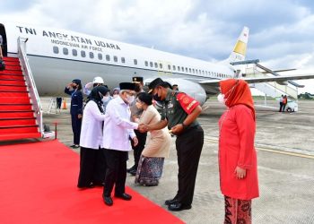 Danrem 042/Gapu Brigjen TNI Supriono, S.IP., M.M., beserta Ketua Persit KCK Koorcab Rem 042 PD II/Swj Ny. Wiwik Supriono sambut kedatangan Wapres RI Prof. Dr. HC. K.H. Ma’ruf beserta Ibu Hj. Wury Ma’ruf Amin di Bandara Sultan Thaha Jambi, Kamis (04/05/2023). [Foto: Penrem 042/Gapu]